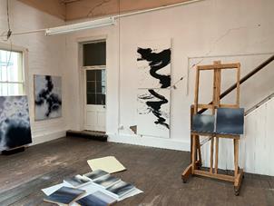 A room with a chair and a painting on the wall

Description automatically generated with low confidence